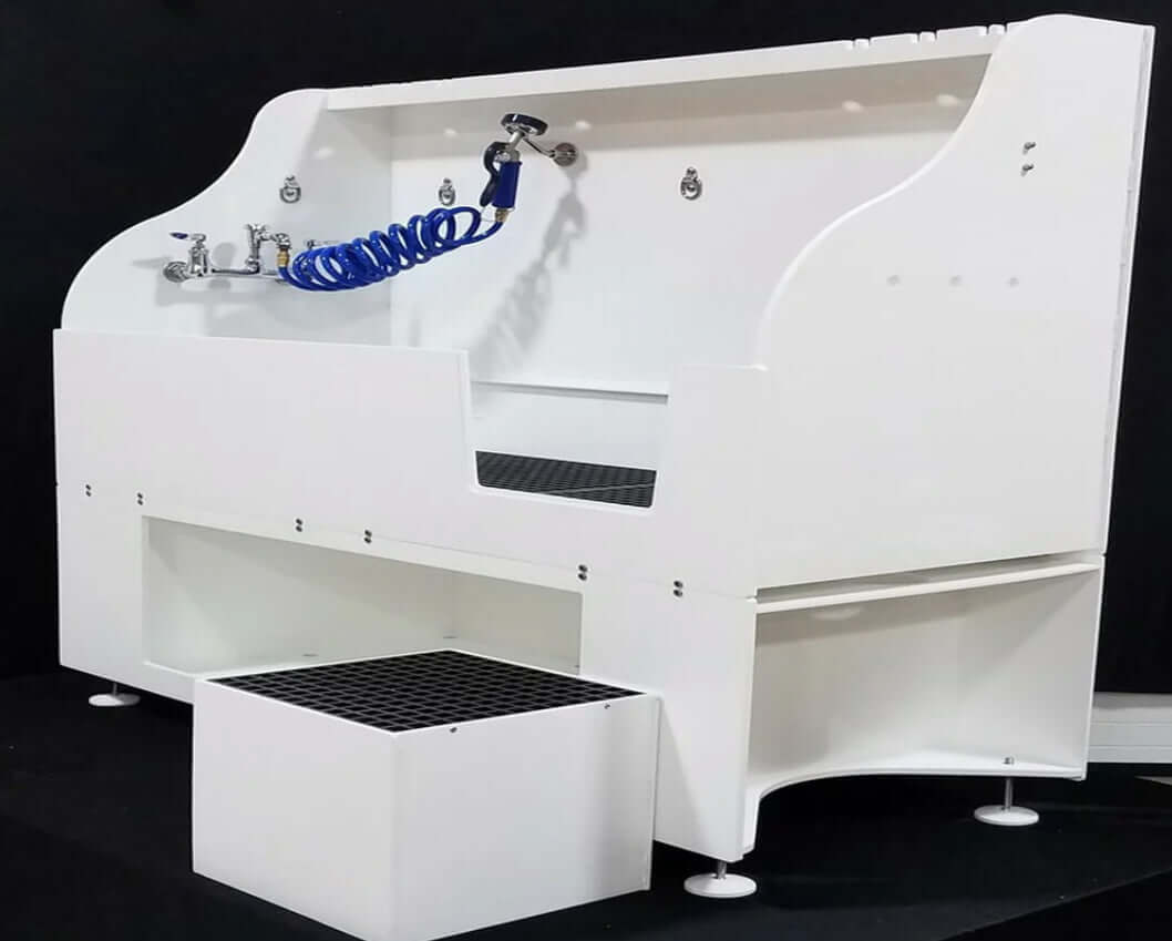 “A grooming step stool for pets, designed to help animals easily reach grooming tables, with a sturdy and non-slip surface for safety.