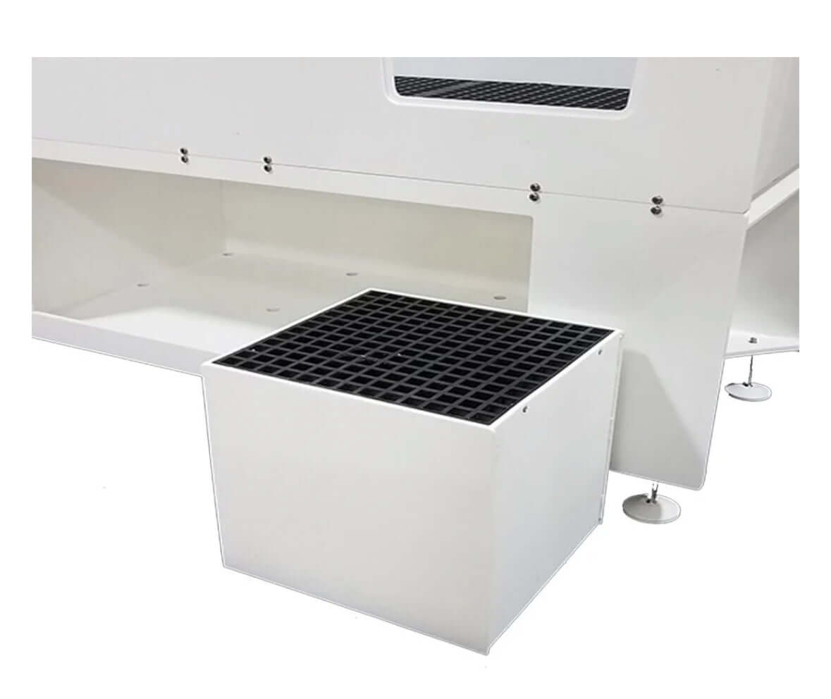 A grooming step stool for pets, designed to help animals easily reach grooming tables, with a sturdy and non-slip surface for safety.