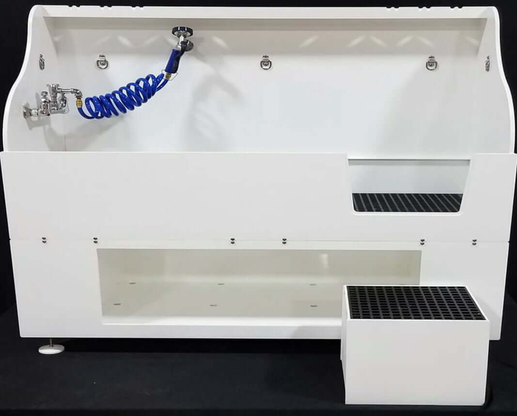 “A grooming step stool for pets, designed to help animals easily reach grooming tables, with a sturdy and non-slip surface for safety.