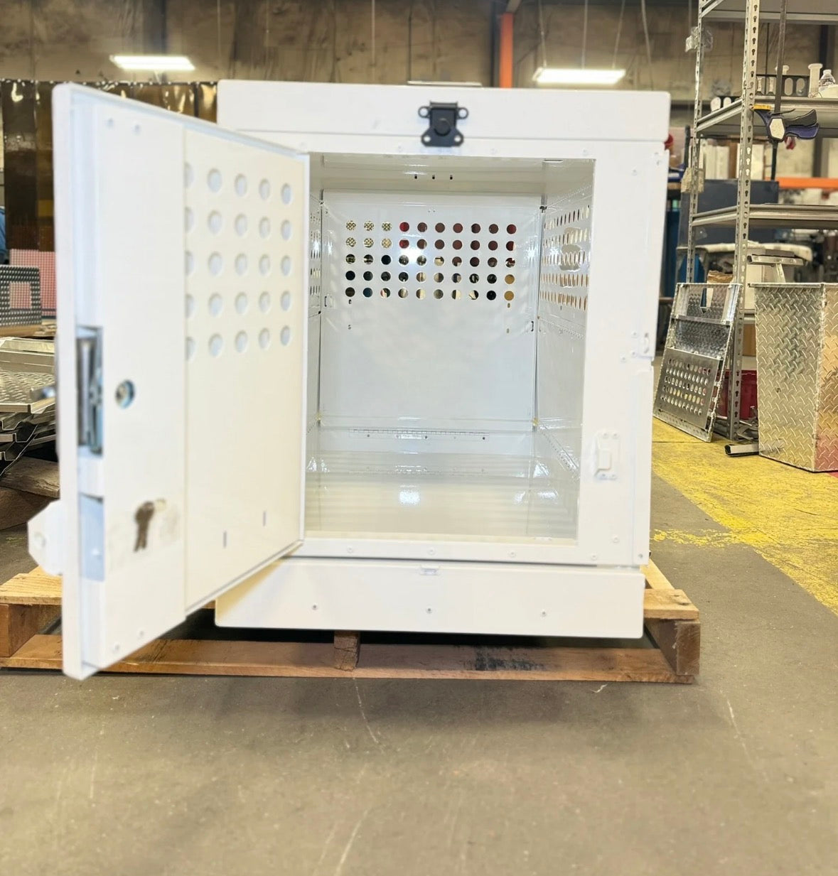 Secure aluminum K9 transport crate for police and military working dogs