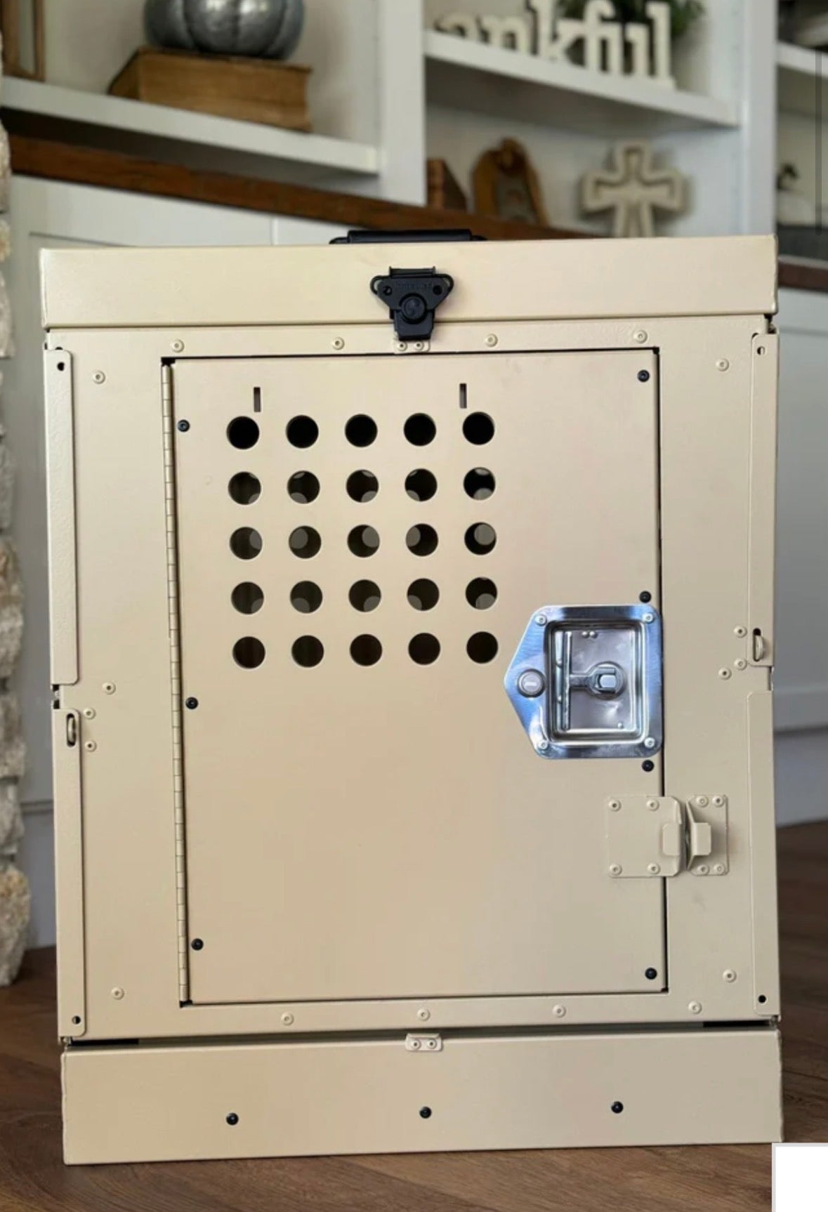 Secure aluminum K9 transport crate for police and military working dogs