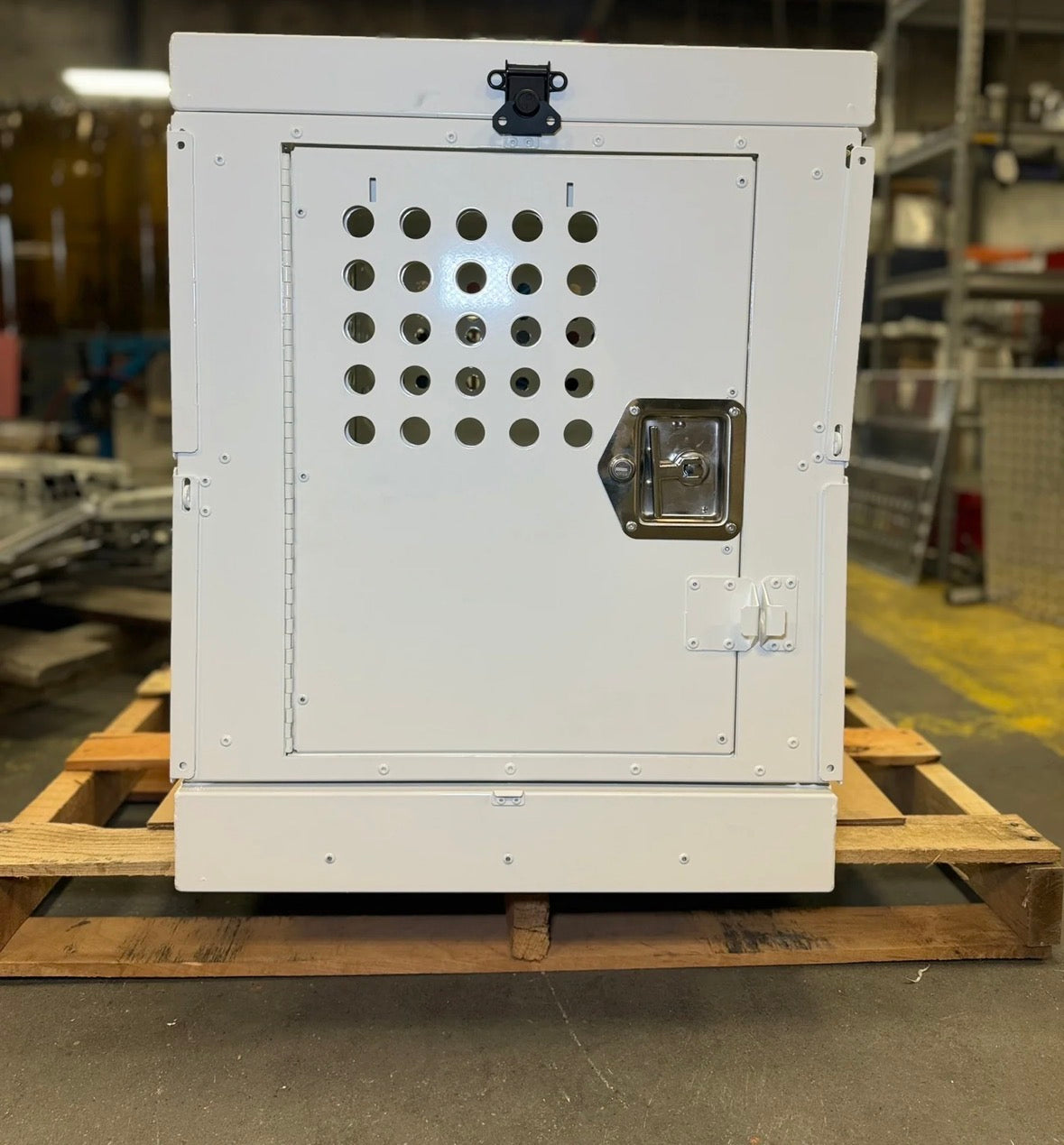 Heavy-duty collapsible aluminum dog crate for large working dogs