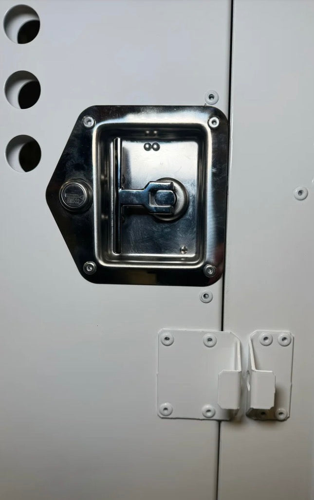 Rattle-free spring-loaded handle on professional K9 aluminum dog crate