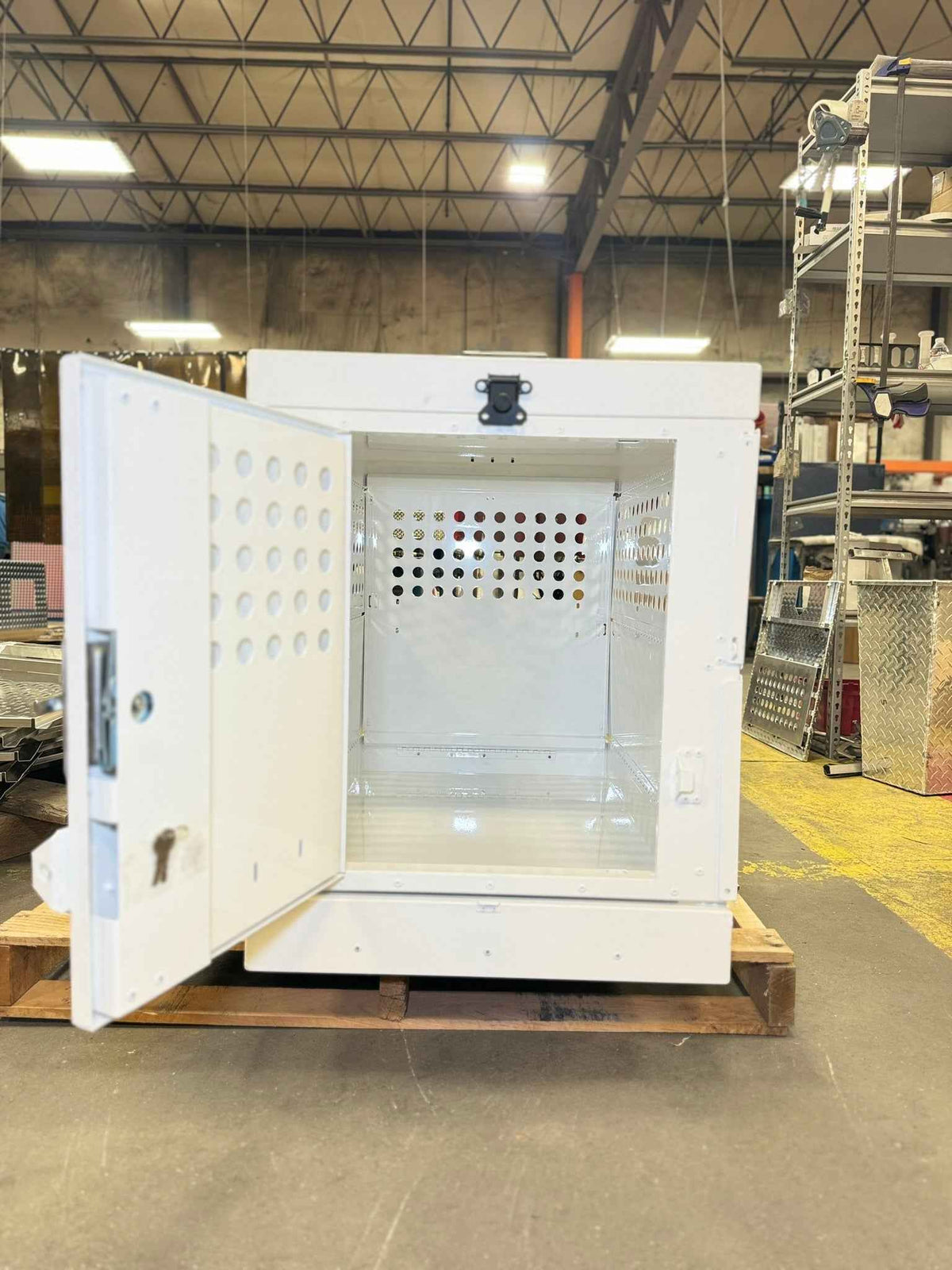 Owens 55305 Professional K9 Series XL Collapsible Working Dog Crate Single Compartment White Mill Finish Aluminum 22.25"W x 41"D x 29"H - IMG_2901